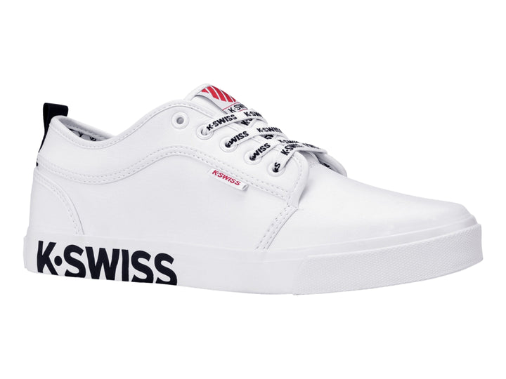 Tenis blancos K-Swiss de corte bajo con logotipo negro en el lateral y cordones blancos y negros.