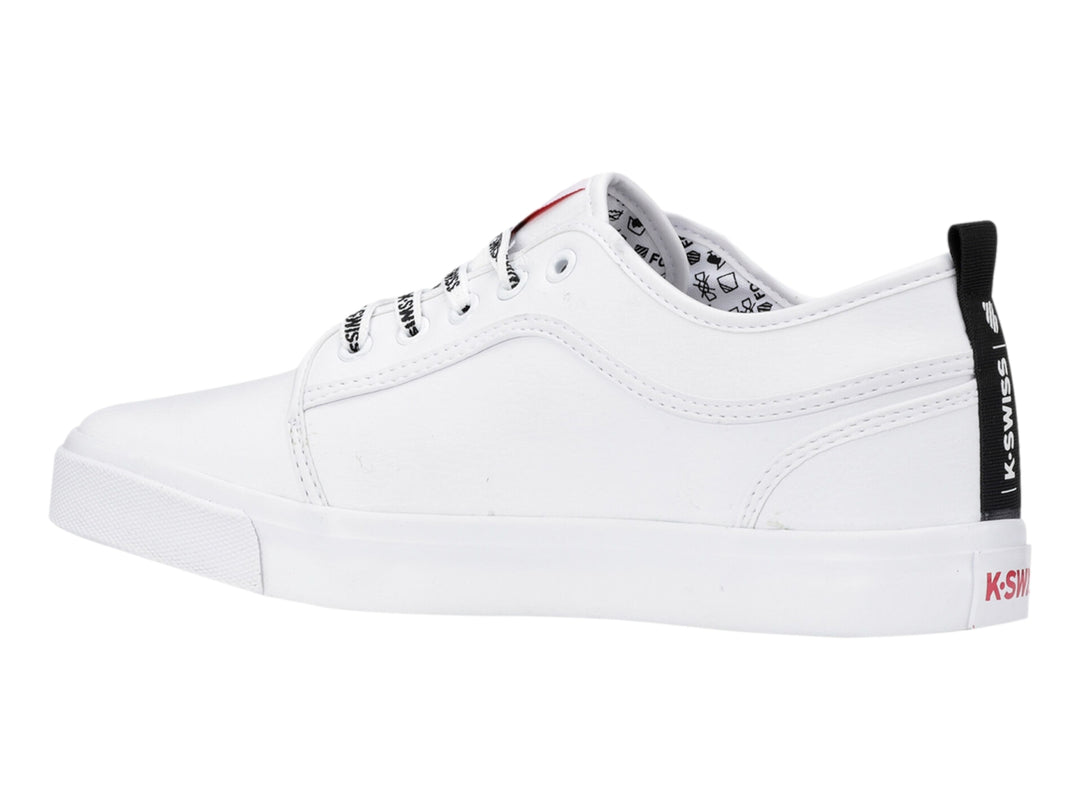 Tenis blancos K-Swiss de corte bajo con logotipo negro en el lateral y cordones blancos y negros.