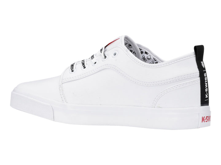 Tenis blancos K-Swiss de corte bajo con logotipo negro en el lateral y cordones blancos y negros.
