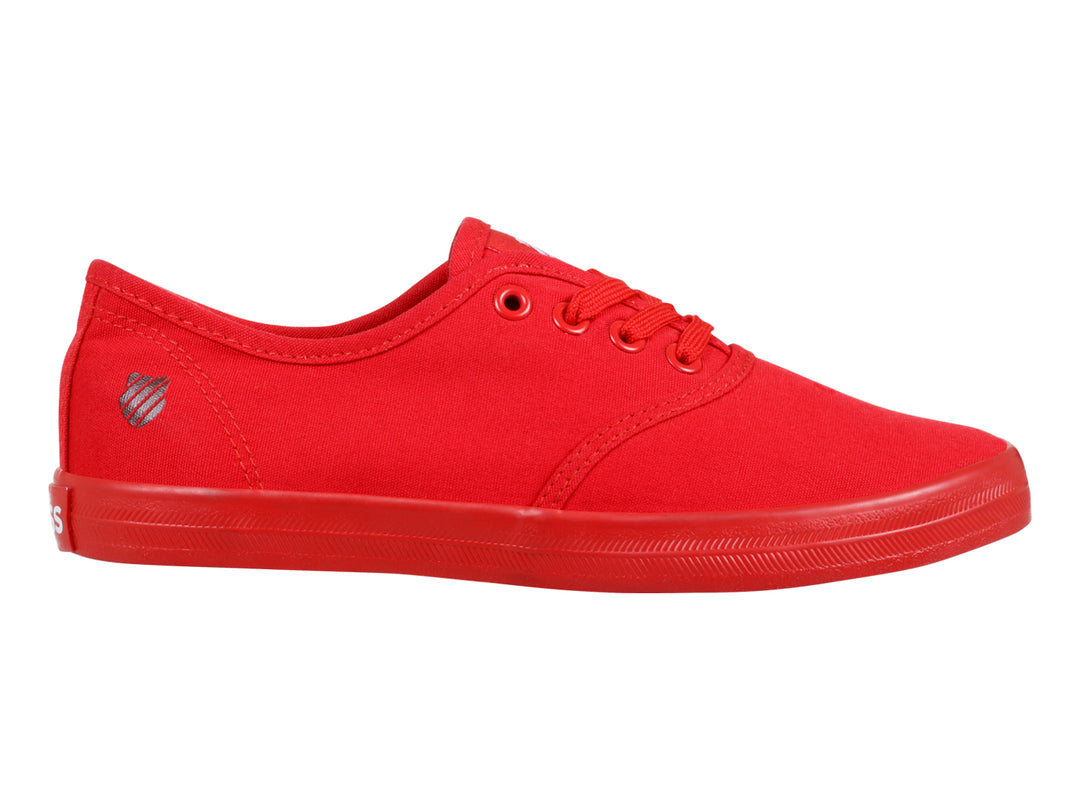 Tenis casuales de lona color rojo marca K-Swiss con suela plana y cordones.
