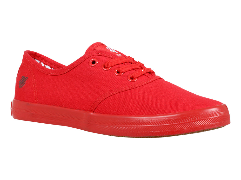 Tenis casuales de lona color rojo marca K-Swiss con suela plana y cordones.