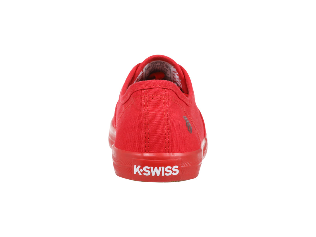 Tenis casuales de lona color rojo marca K-Swiss con suela plana y cordones.