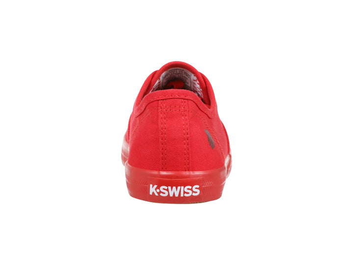 Tenis casuales de lona color rojo marca K-Swiss con suela plana y cordones.