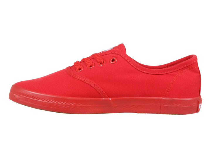 Tenis casuales de lona color rojo marca K-Swiss con suela plana y cordones.