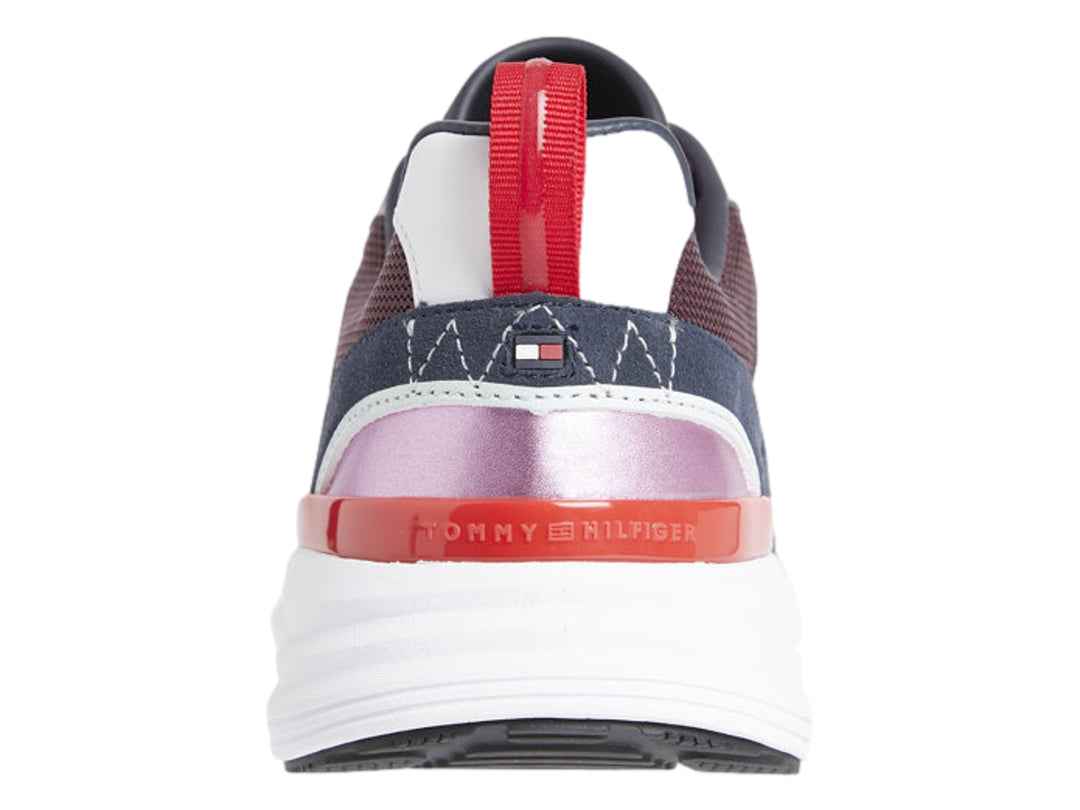 Tenis Tommy Hilfiger Metallic Casual Retro Runner para mujer en colores borgoña, azul y rosa metálico con suela blanca.