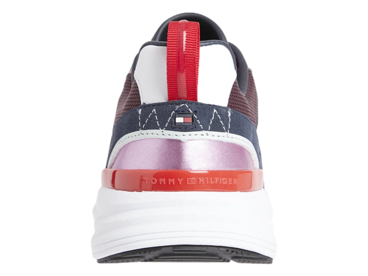 Tenis Tommy Hilfiger Metallic Casual Retro Runner para mujer en colores borgoña, azul y rosa metálico con suela blanca.