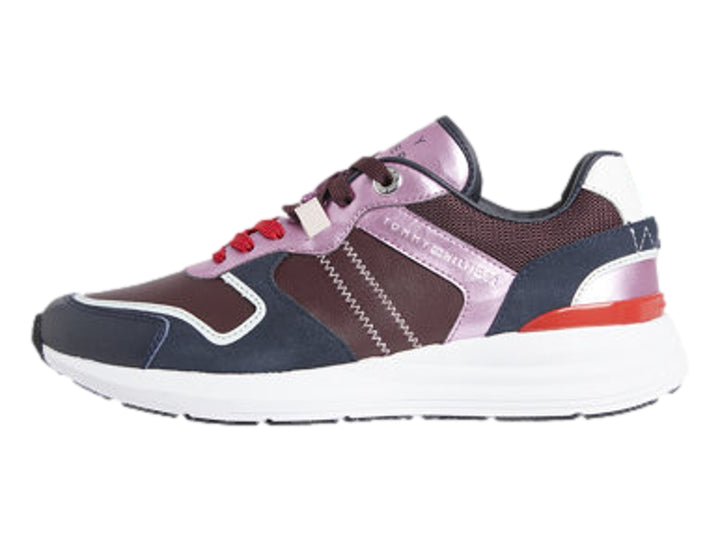 Tenis Tommy Hilfiger Metallic Casual Retro Runner para mujer en colores borgoña, azul y rosa metálico con suela blanca.