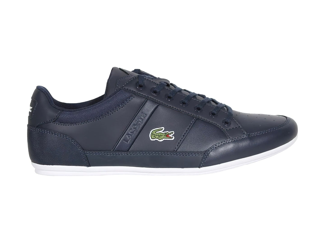 Tenis deportivos Lacoste color azul marino con suela blanca y logotipo lateral