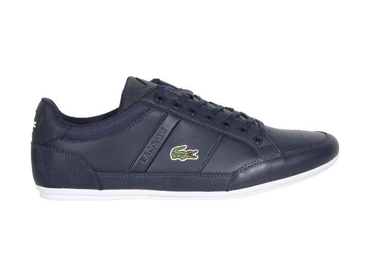 Tenis deportivos Lacoste color azul marino con suela blanca y logotipo lateral
