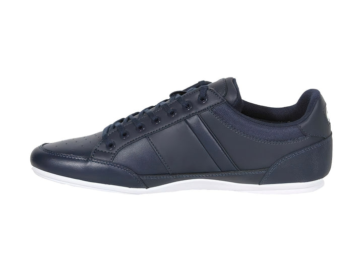 Tenis deportivos Lacoste color azul marino con suela blanca y logotipo lateral