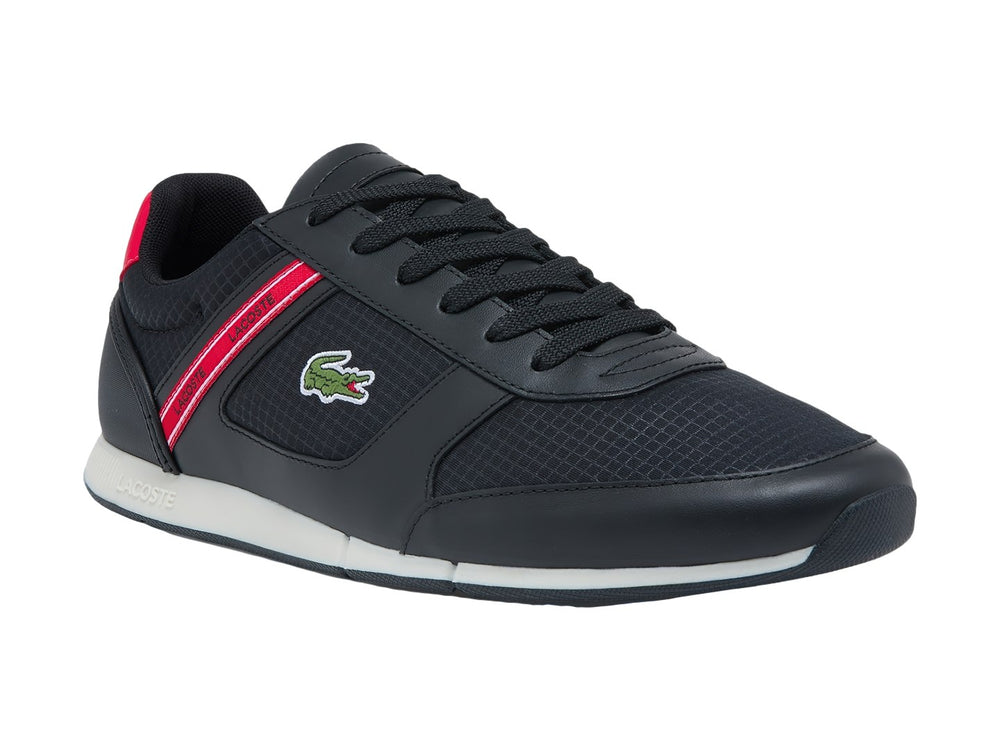 Tenis deportivos Lacoste color negro con franja roja y suela blanca.