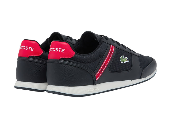 Tenis deportivos Lacoste color negro con franja roja y suela blanca.