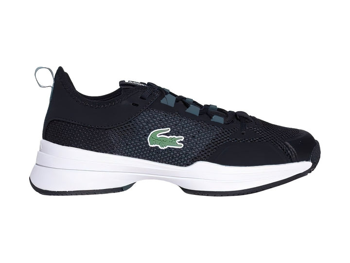 Tenis deportivos Lacoste color negro con suela blanca y logotipo del cocodrilo en verde.
