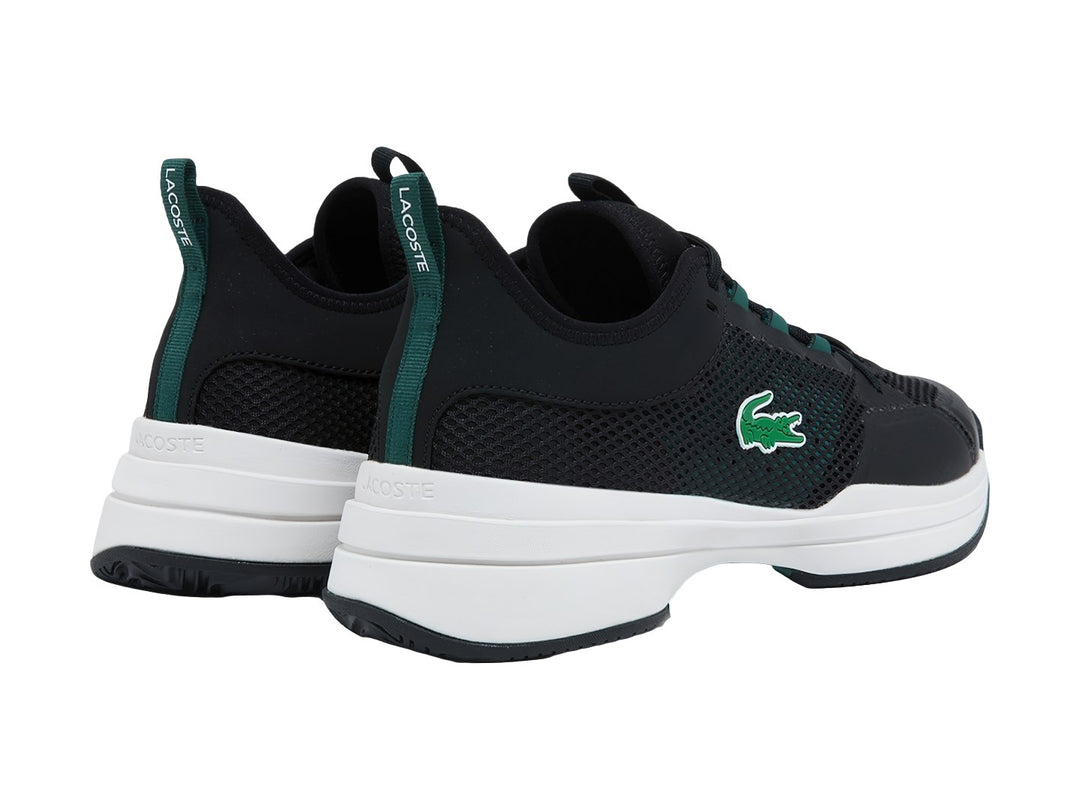 Tenis deportivos Lacoste color negro con suela blanca y logotipo del cocodrilo en verde.