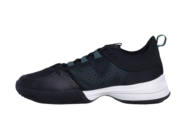 Tenis deportivos Lacoste color negro con suela blanca y logotipo del cocodrilo en verde.