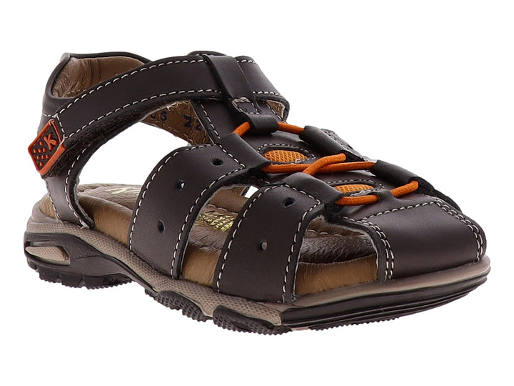 Sandalia infantil color café con punta cerrada y cordones decorativos en color naranja.