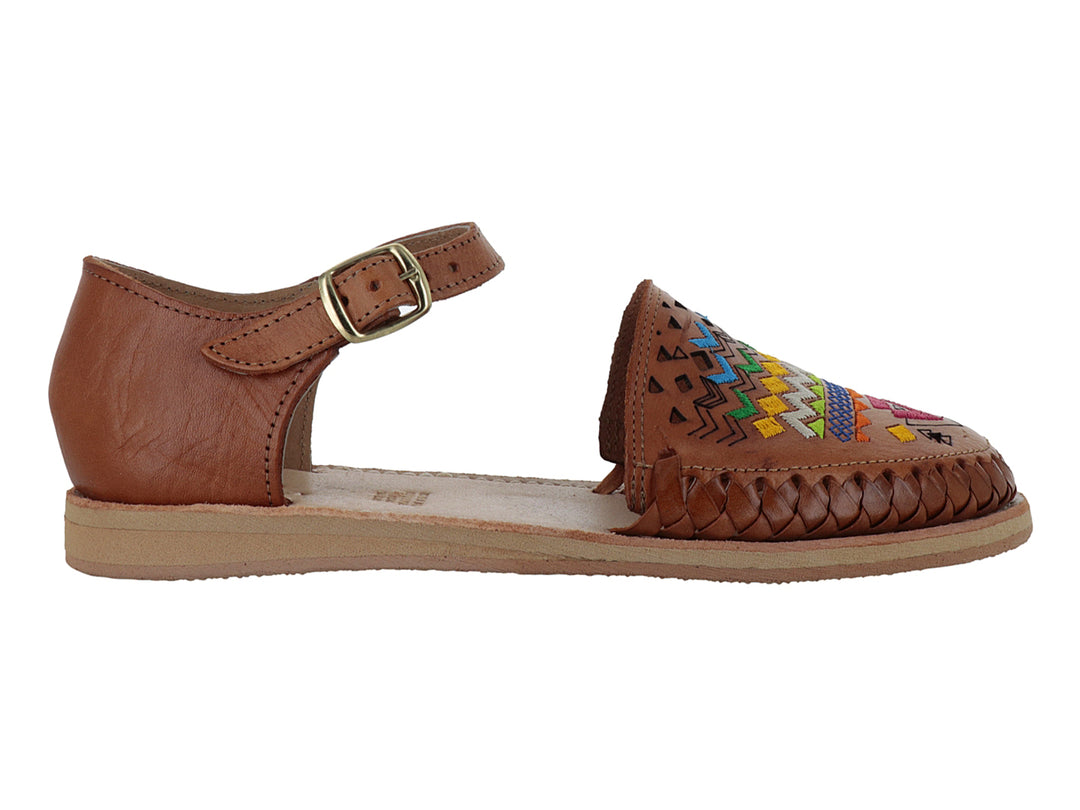 Sandalia para niña color nuez con punta tejida y bordados multicolores, cierre con hebilla en el tobillo.