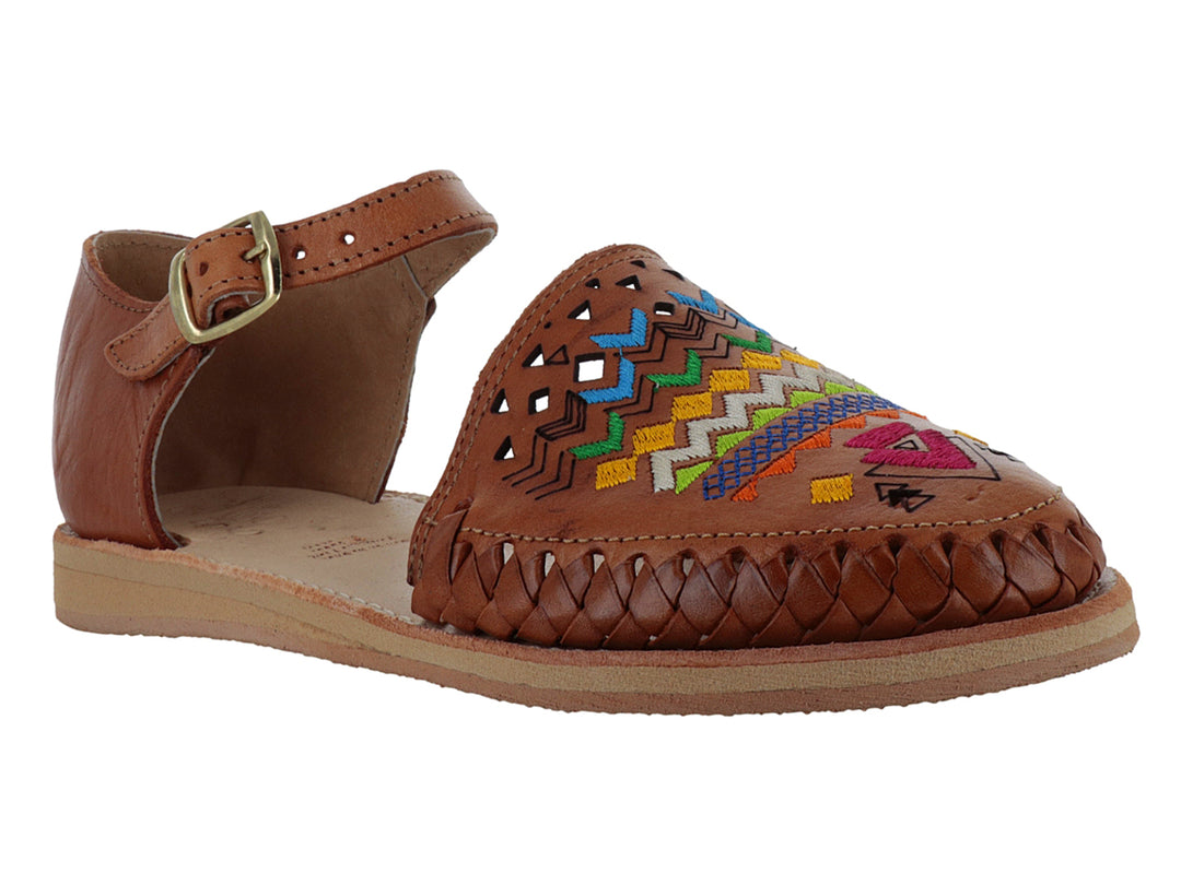 Sandalia para niña color nuez con punta tejida y bordados multicolores, cierre con hebilla en el tobillo.