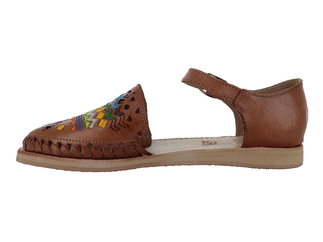 Sandalia para niña color nuez con punta tejida y bordados multicolores, cierre con hebilla en el tobillo.