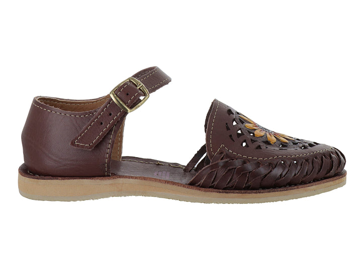 Sandalia tipo huarache color nuez con tejido frontal, detalle floral amarillo y correa con hebilla.