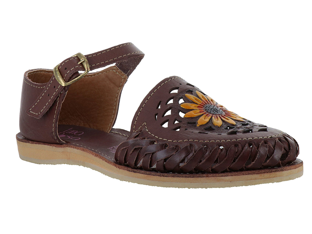Sandalia tipo huarache color nuez con tejido frontal, detalle floral amarillo y correa con hebilla.