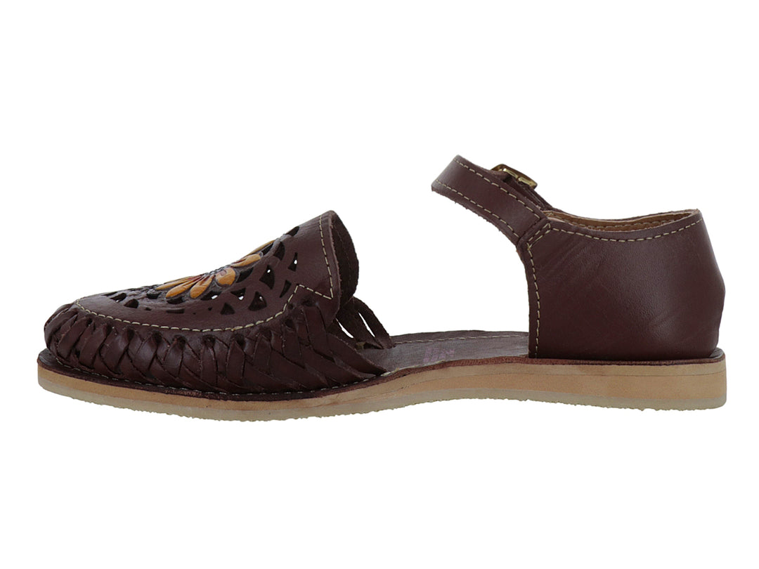 Sandalia tipo huarache color nuez con tejido frontal, detalle floral amarillo y correa con hebilla.