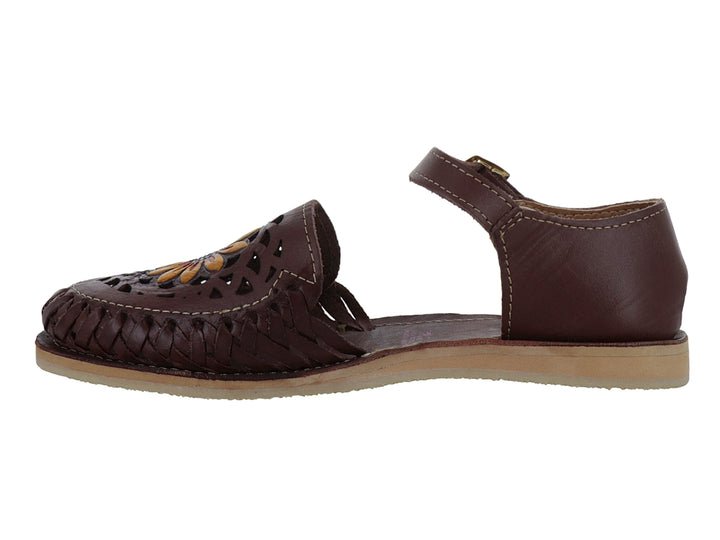 Sandalia tipo huarache color nuez con tejido frontal, detalle floral amarillo y correa con hebilla.