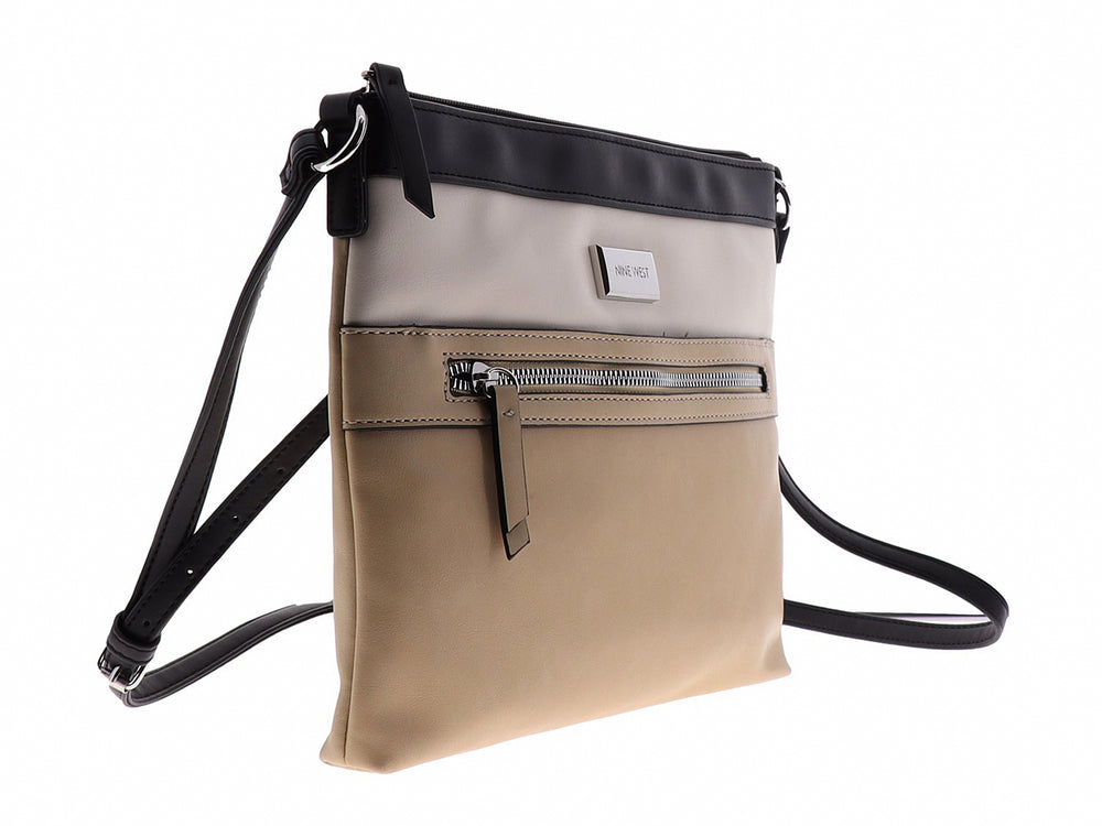 Bolso bandolera Nine West tricolor en tonos nude, blanco y negro con cierre frontal.