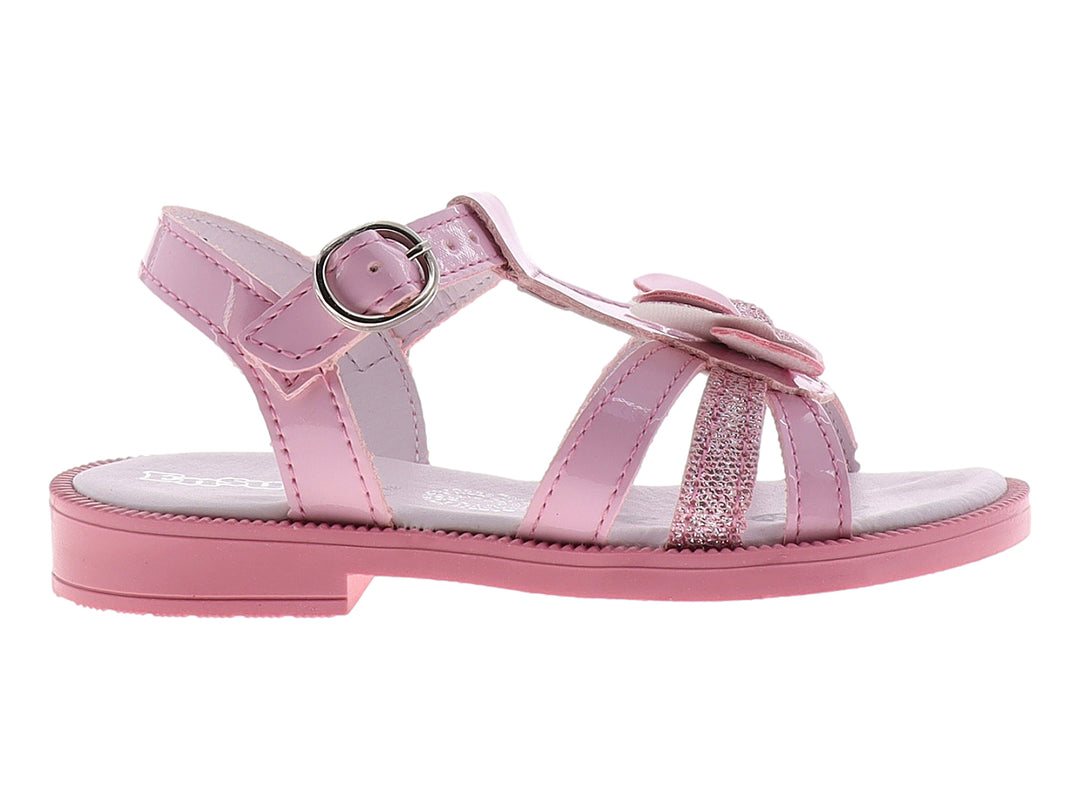 Sandalia rosa para niña de material sintético brillante con detalles de glitter y hebilla plateada.