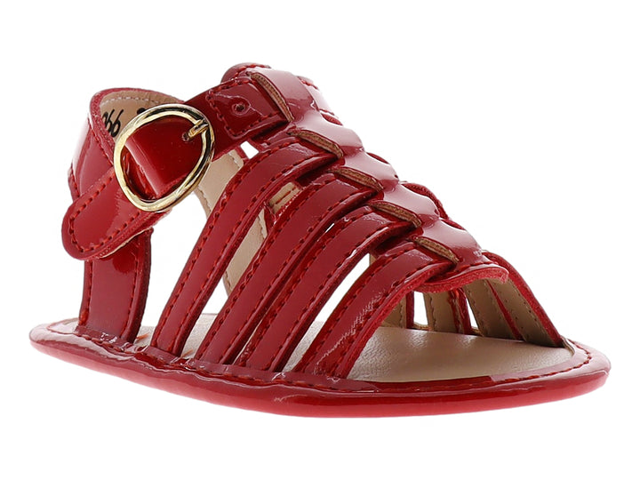 Sandalia roja de charol brillante para niña con diseño de tiras entrelazadas y hebilla dorada.