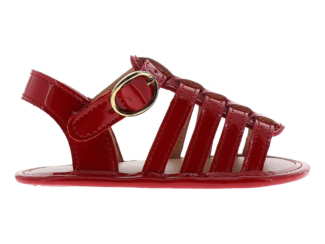 Sandalia roja de charol brillante para niña con diseño de tiras entrelazadas y hebilla dorada.