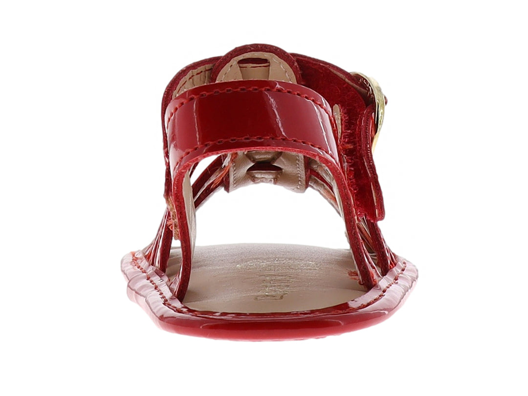 Sandalia roja de charol brillante para niña con diseño de tiras entrelazadas y hebilla dorada.