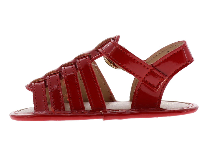 Sandalia roja de charol brillante para niña con diseño de tiras entrelazadas y hebilla dorada.
