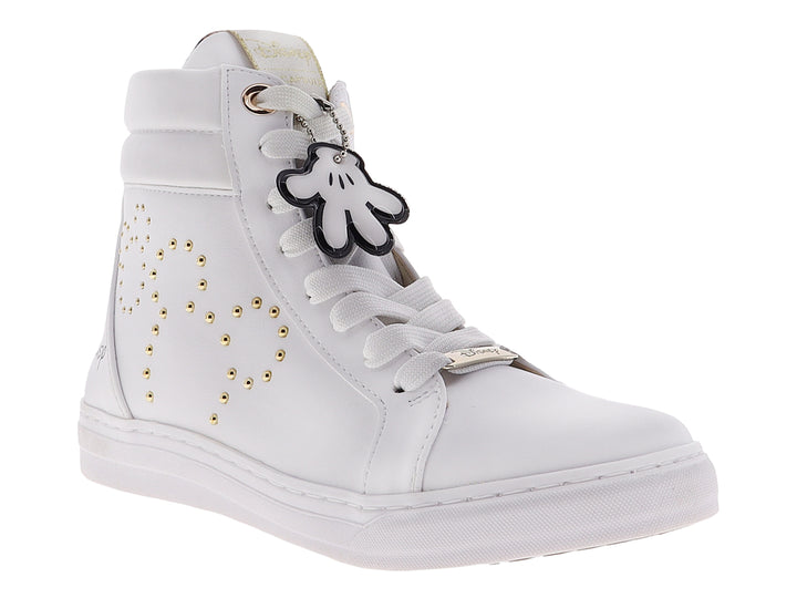 Tenis blancos tipo botín con detalles de corazón en estoperoles dorados y un dije de guante blanco.