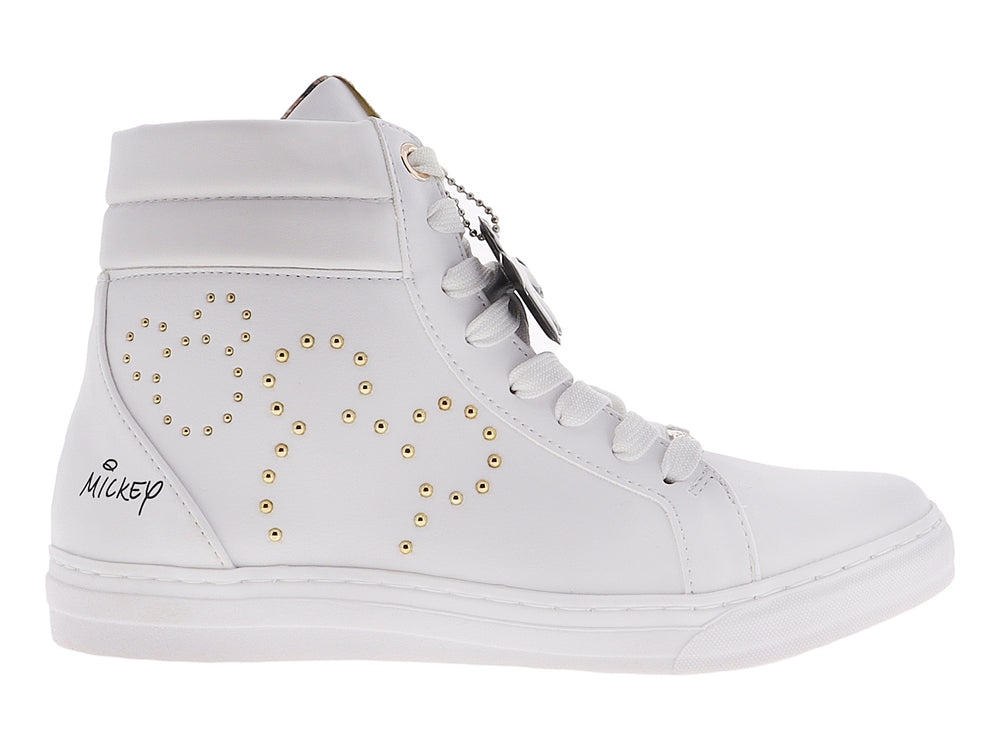 Tenis blancos tipo botín con detalles de corazón en estoperoles dorados y un dije de guante blanco.