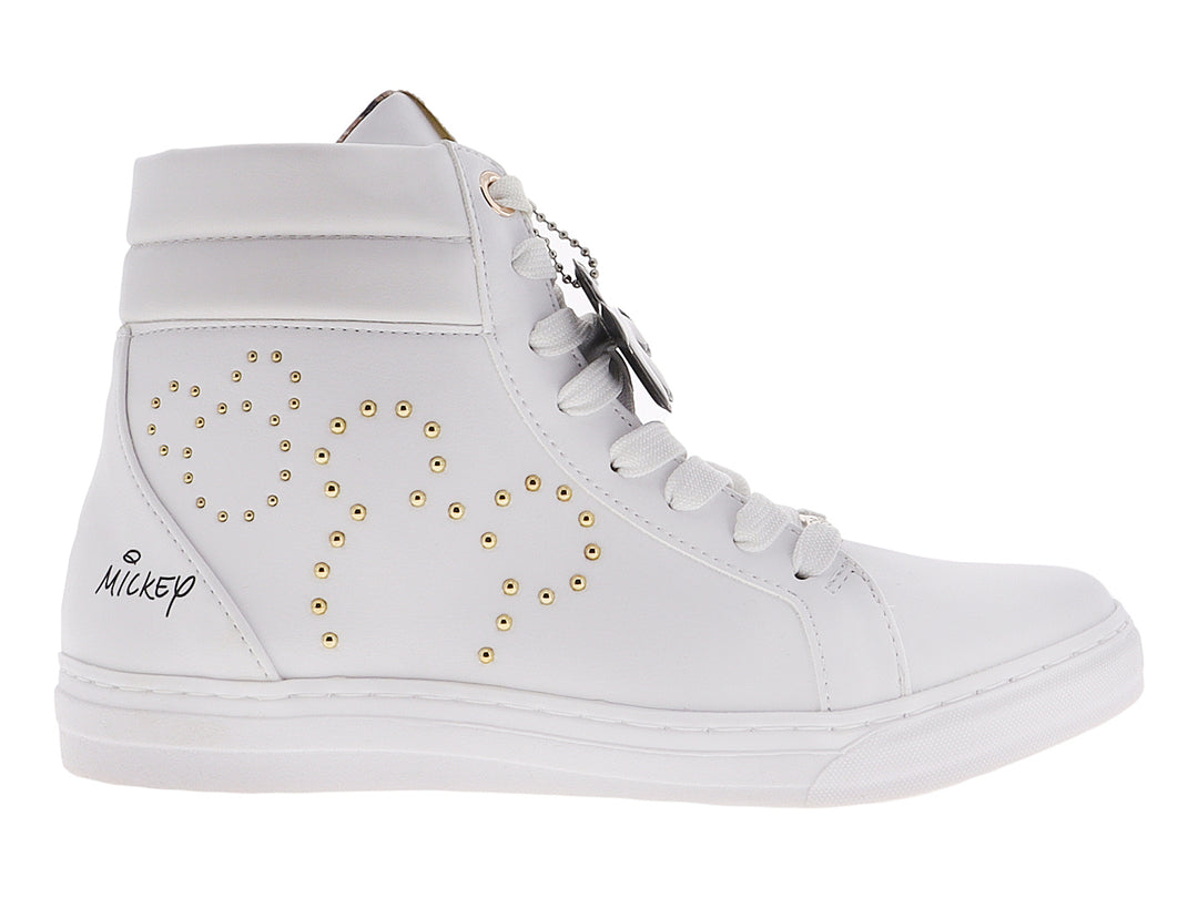 Tenis blancos tipo botín con detalles de corazón en estoperoles dorados y un dije de guante blanco.
