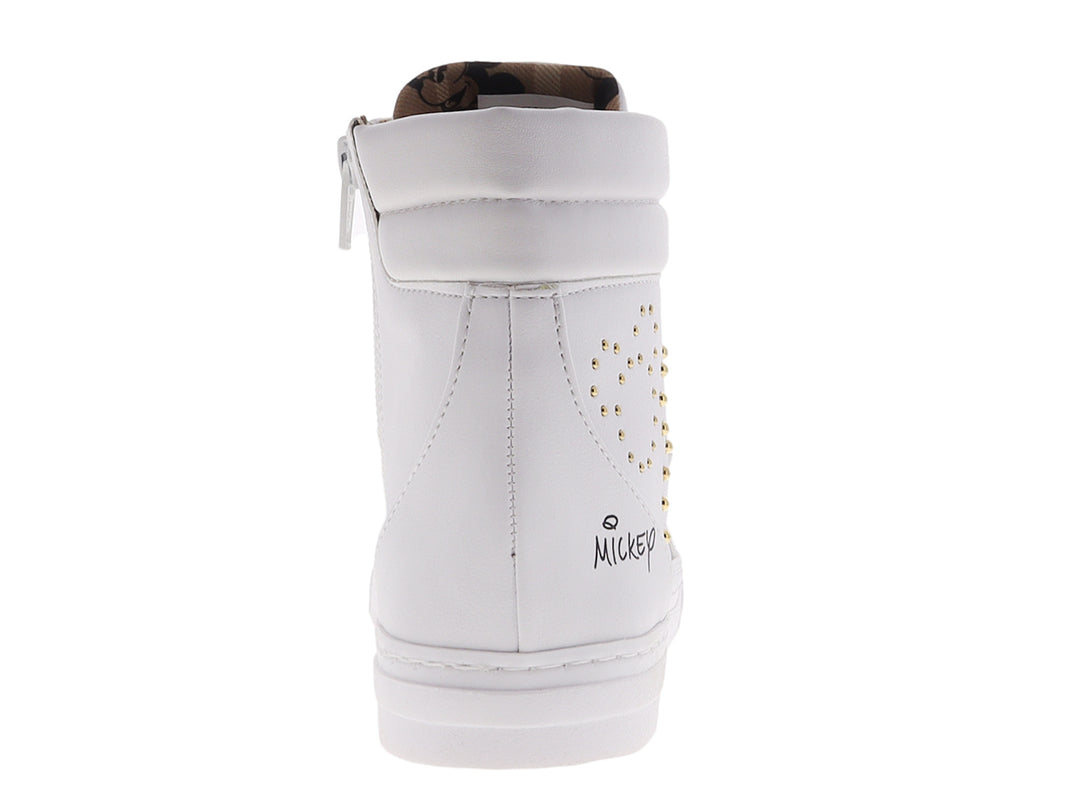 Tenis blancos tipo botín con detalles de corazón en estoperoles dorados y un dije de guante blanco.