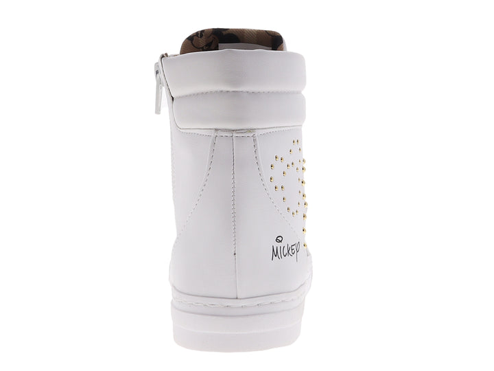 Tenis blancos tipo botín con detalles de corazón en estoperoles dorados y un dije de guante blanco.