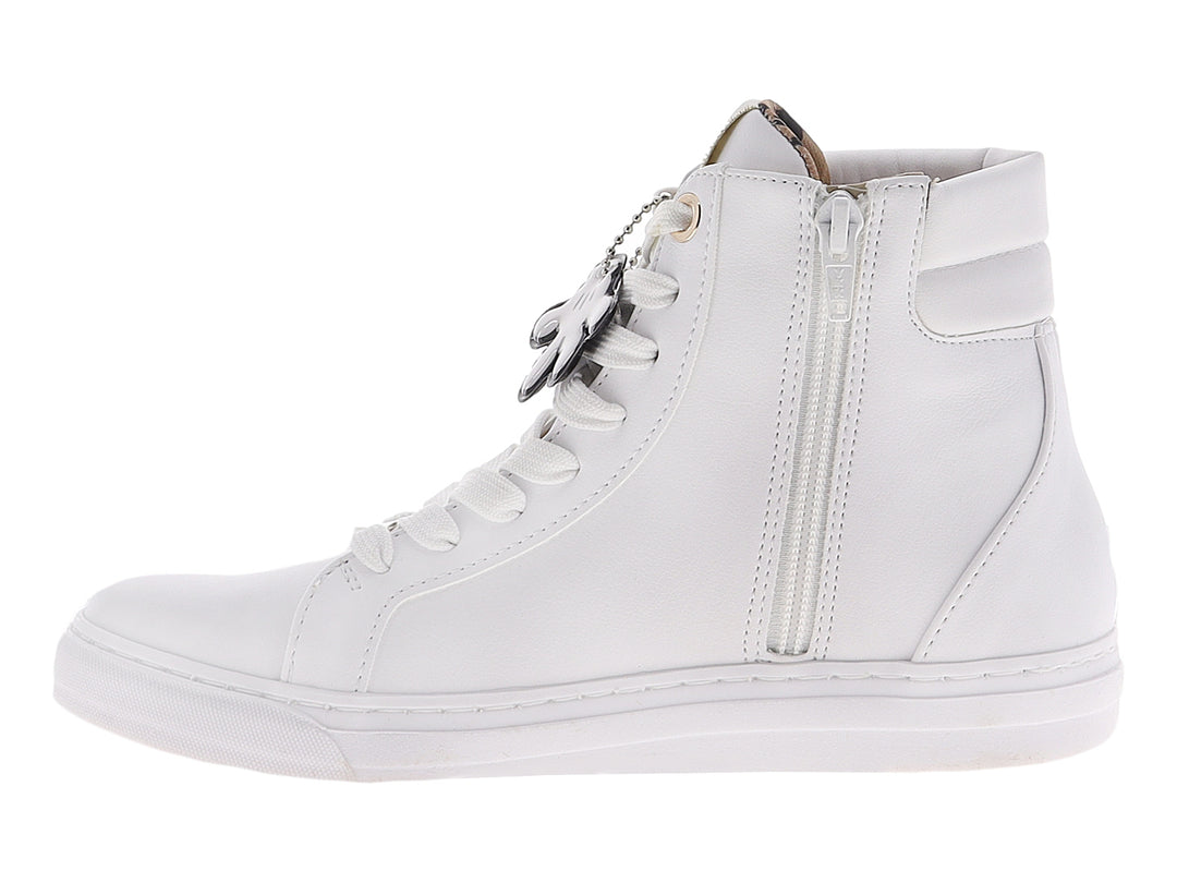 Tenis blancos tipo botín con detalles de corazón en estoperoles dorados y un dije de guante blanco.