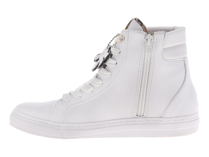 Tenis blancos tipo botín con detalles de corazón en estoperoles dorados y un dije de guante blanco.