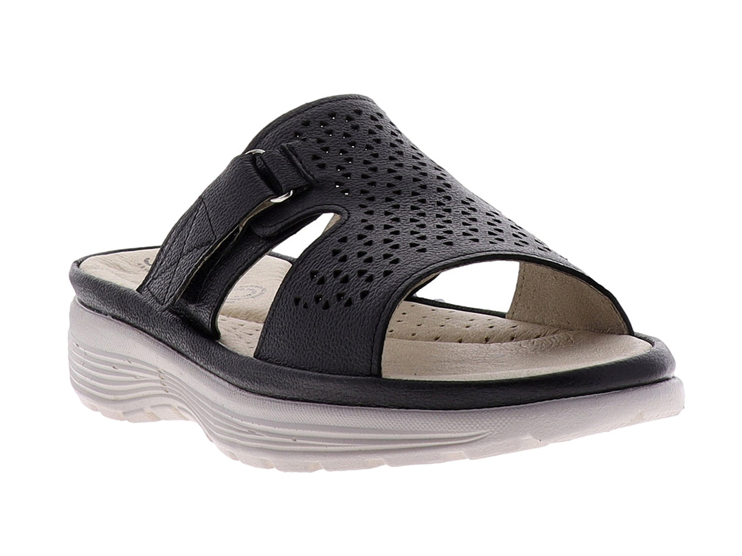 Sandalia de cuero negro con diseño perforado y suela blanca.