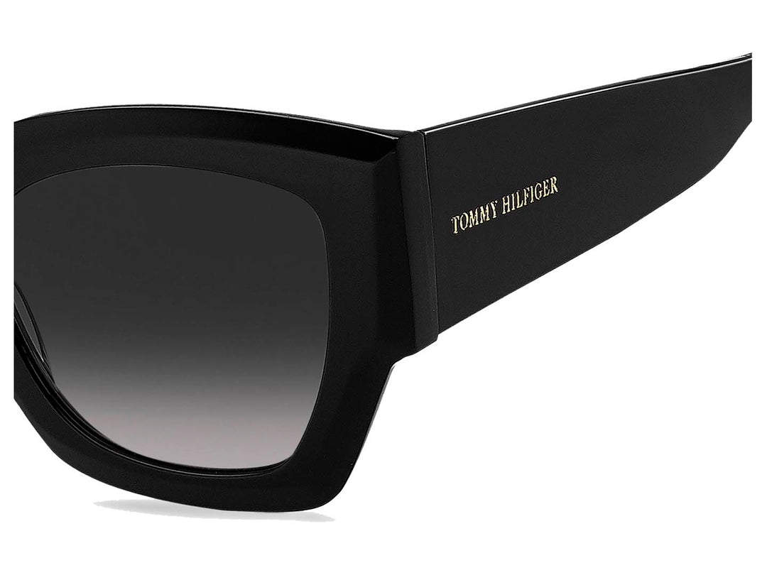 Lentes de sol Tommy Hilfiger para mujer en color negro con cristales degradados y montura cuadrada brillante.