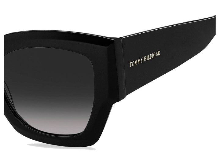Lentes de sol Tommy Hilfiger para mujer en color negro con cristales degradados y montura cuadrada brillante.