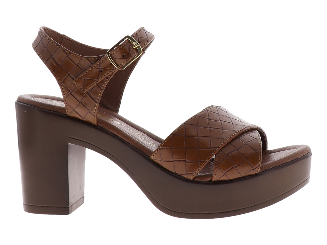 Sandalia color tan con tacón grueso y plataforma, featuring correas entrelazadas con textura acuadrillada.