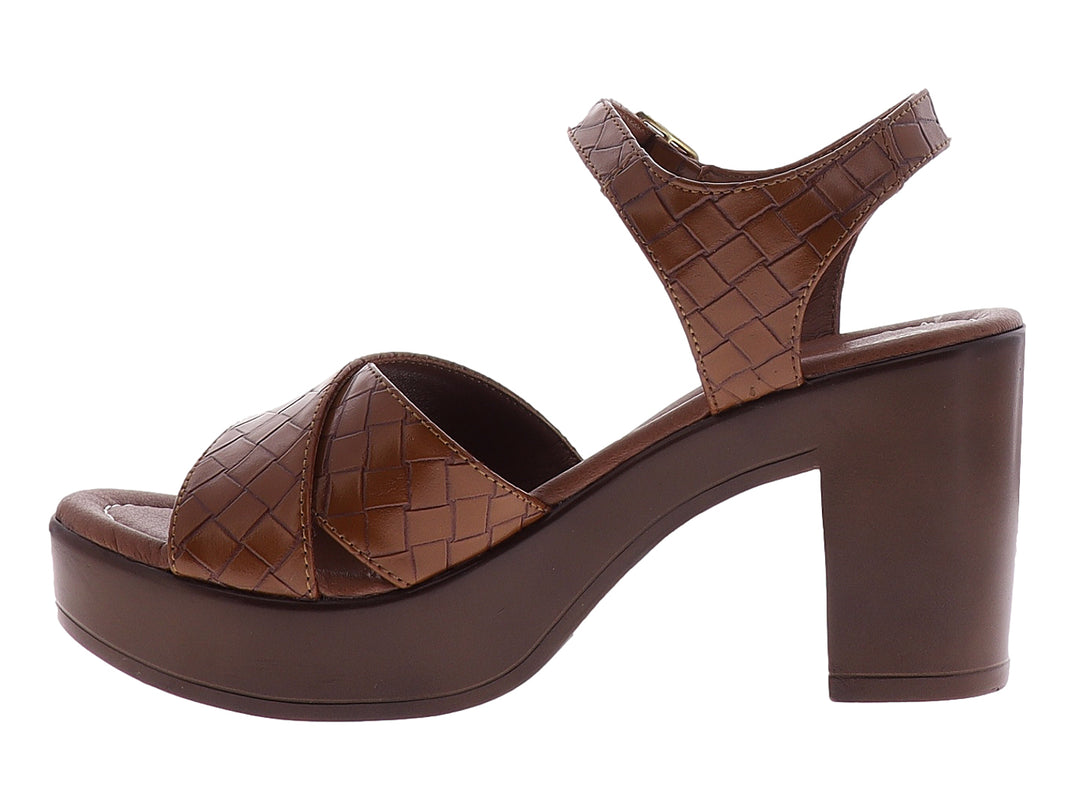 Sandalia color tan con tacón grueso y plataforma, featuring correas entrelazadas con textura acuadrillada.