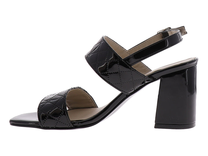 Sandalia negra de charol con tacón cuadrado y diseño acolchado en rombos para mujer.