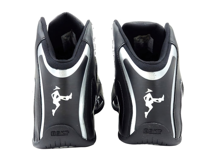 Tenis de baloncesto Pirma color negro con detalles en plata y diseño de bota alta.