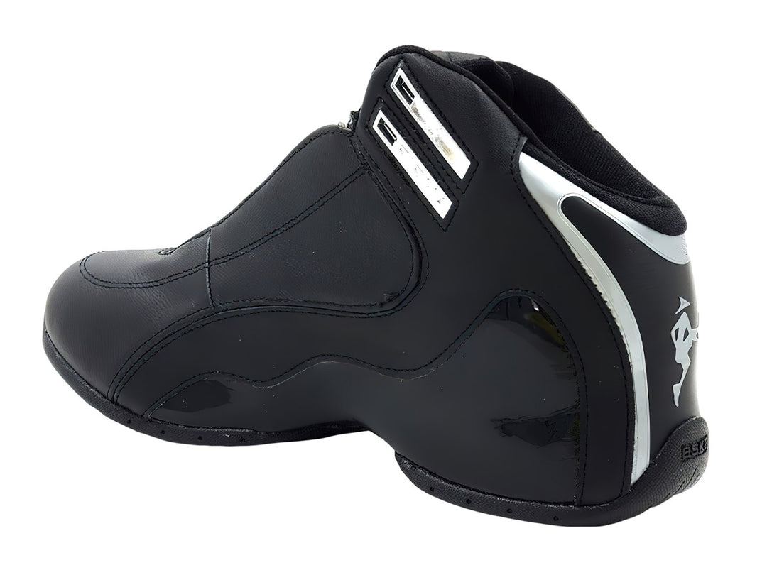 Tenis de baloncesto Pirma color negro con detalles en plata y diseño de bota alta.