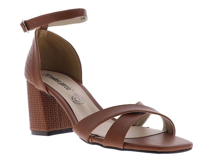 Sandalia casual color tan con tacón bloque y tiras cruzadas sobre el empeine.