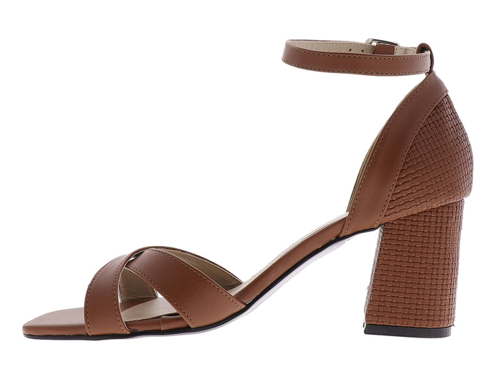 Sandalia casual color tan con tacón bloque y tiras cruzadas sobre el empeine.